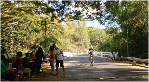 Locals put a ‘toll station’ along the road to collect donation from passing motorists. (Photo by Clemente Bautista Jr/Bulatlat)