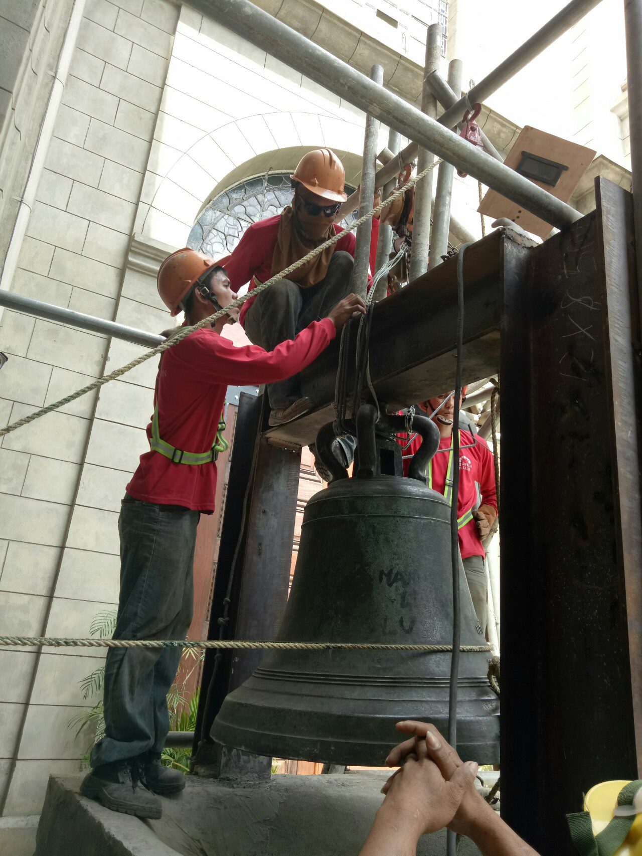 As devotees are expected to flock churches this Holy Week with the observance of the Visita Iglesia, conservation workers move the old of bell of Malate Church.. This intervention is being done to make the bell more more accessible to church goers and so to promote heritage values of this historic church built by the Agustinians. The bell was made by the foundry of Hilario Sunico ( Fundicion de Hilario Sunico) in 1979 and was dedicated to Our Lady of Remedies, the titular patroness of the church. (PHOTO BY PHILIP PARAAN)