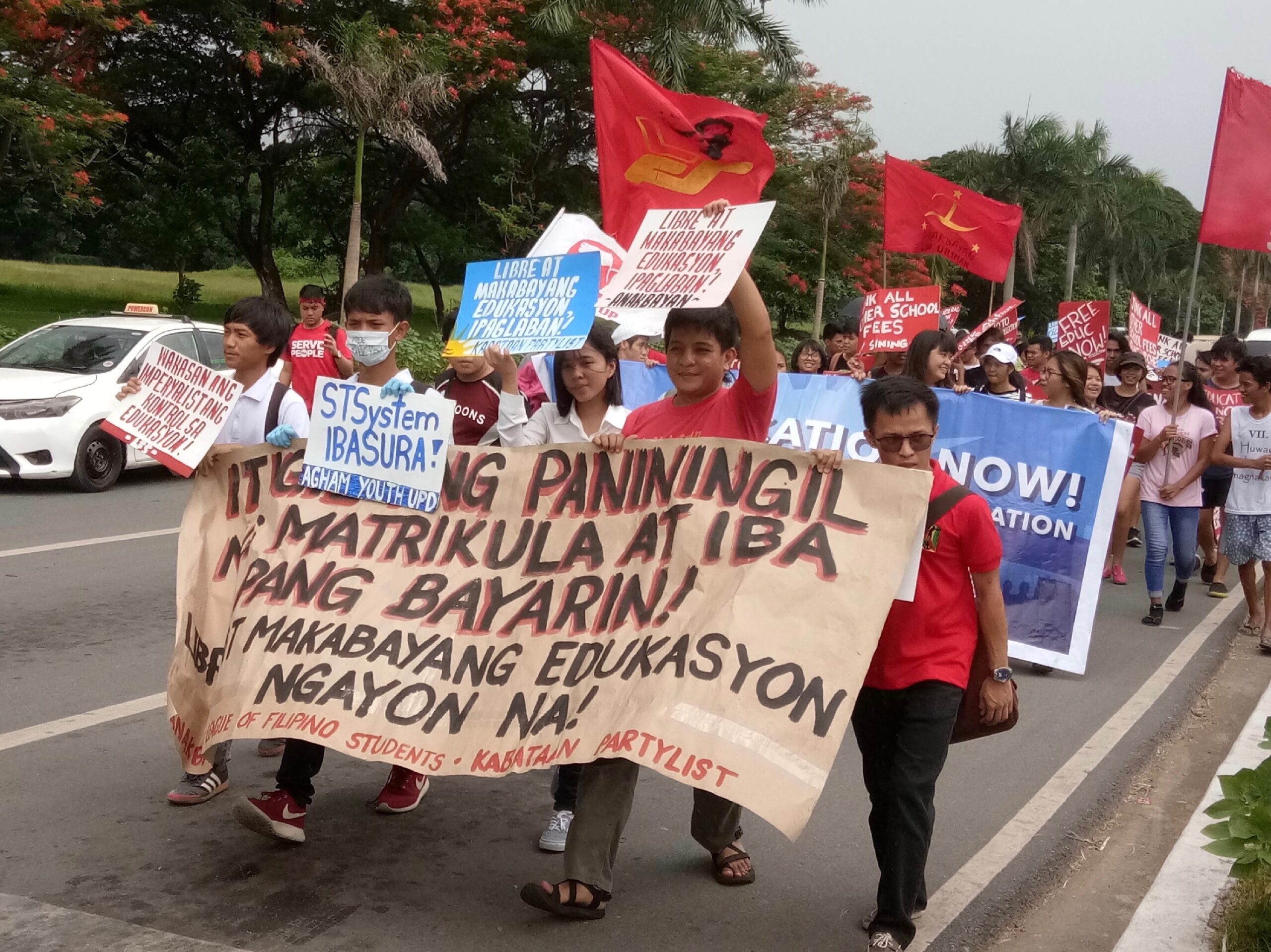 Students march from Palma Hall in UP Diliman to nearby Ched office (Photo by Daniel Boone/Bulatlat)