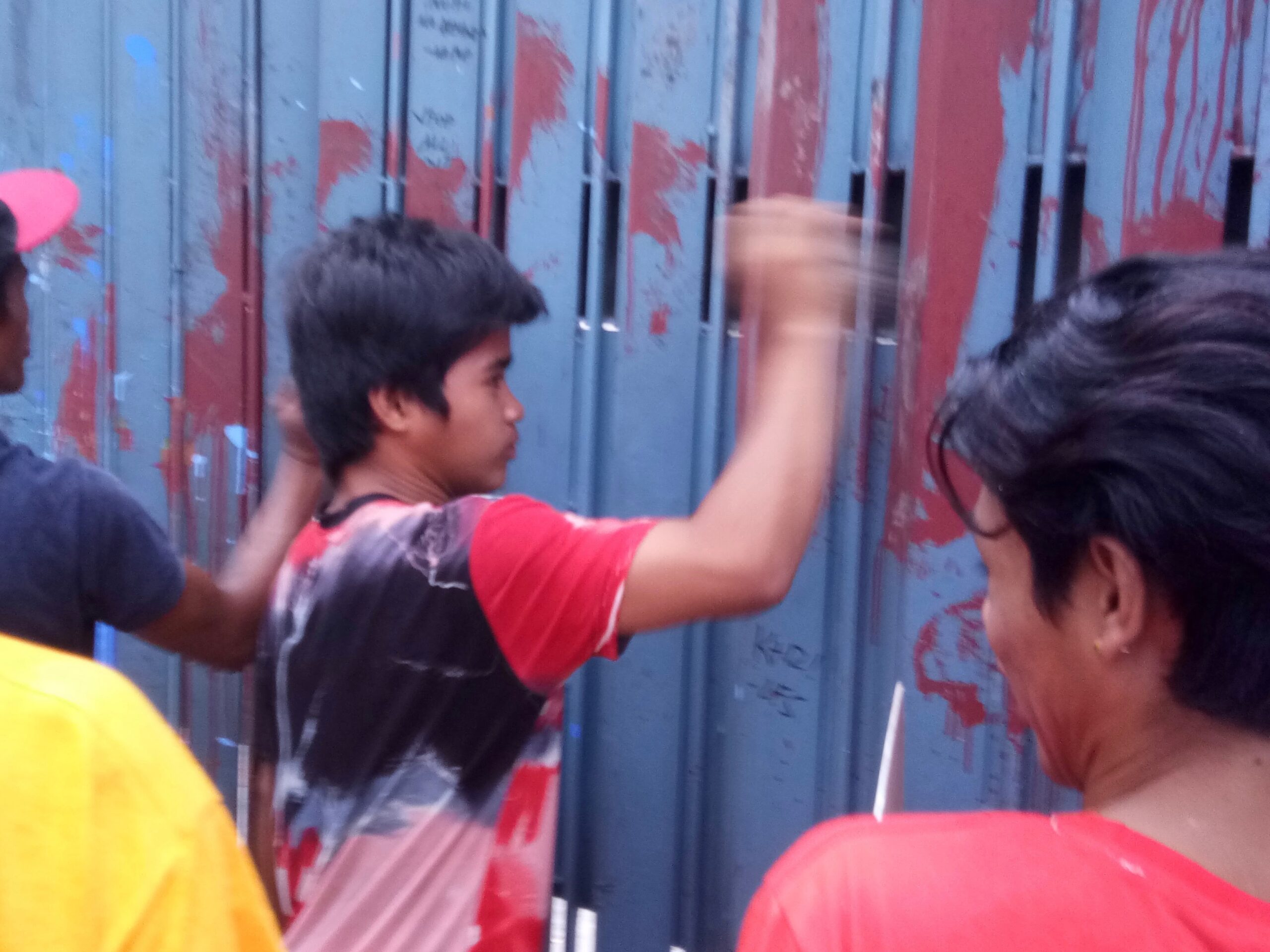 Protesters bang on Ched gates (Photo by Daniel Boone/Bulatlat)