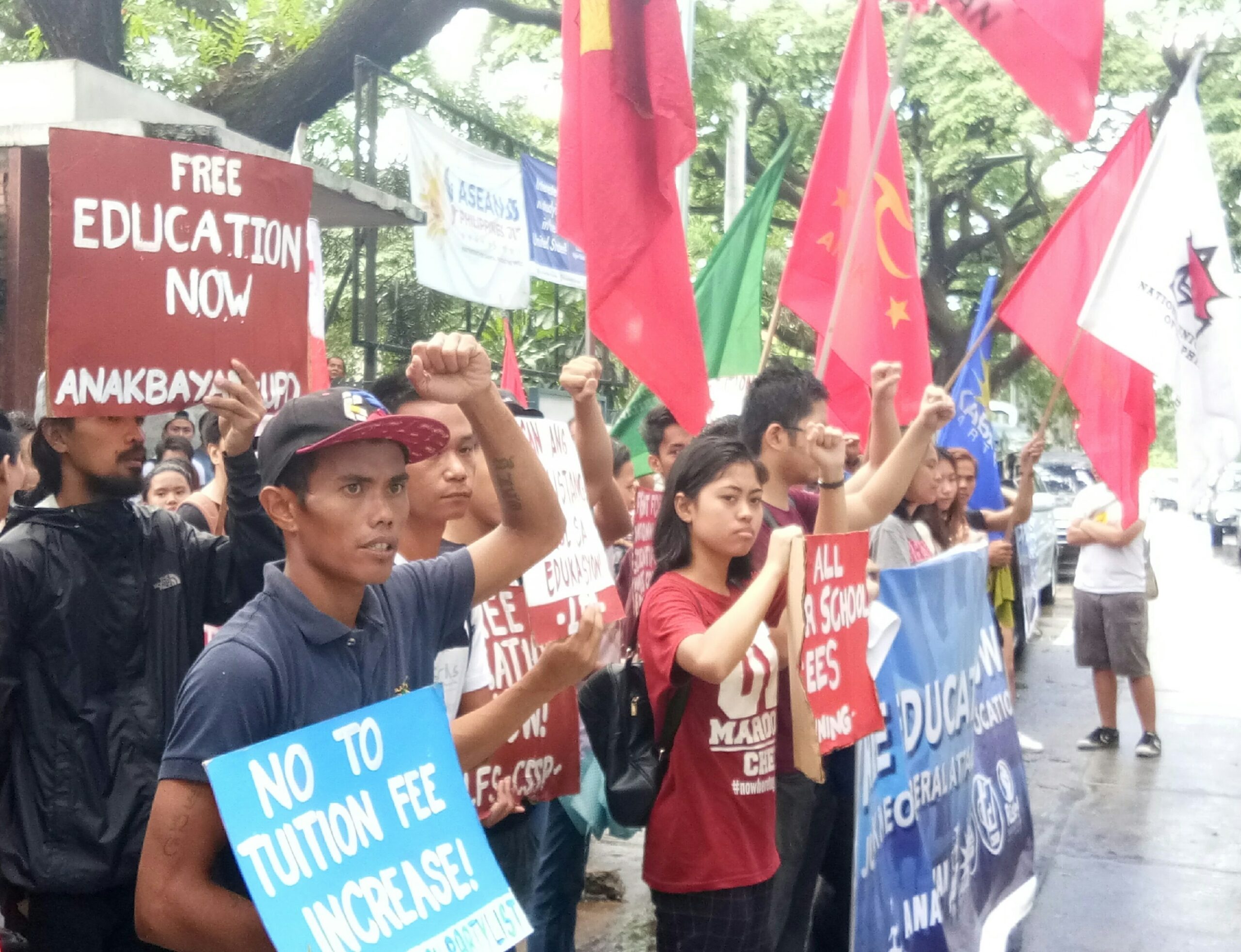 Protesting students at the Ched gate in Diliman, Quezon City (Photo by Daniel Boone/Bulatlat)
