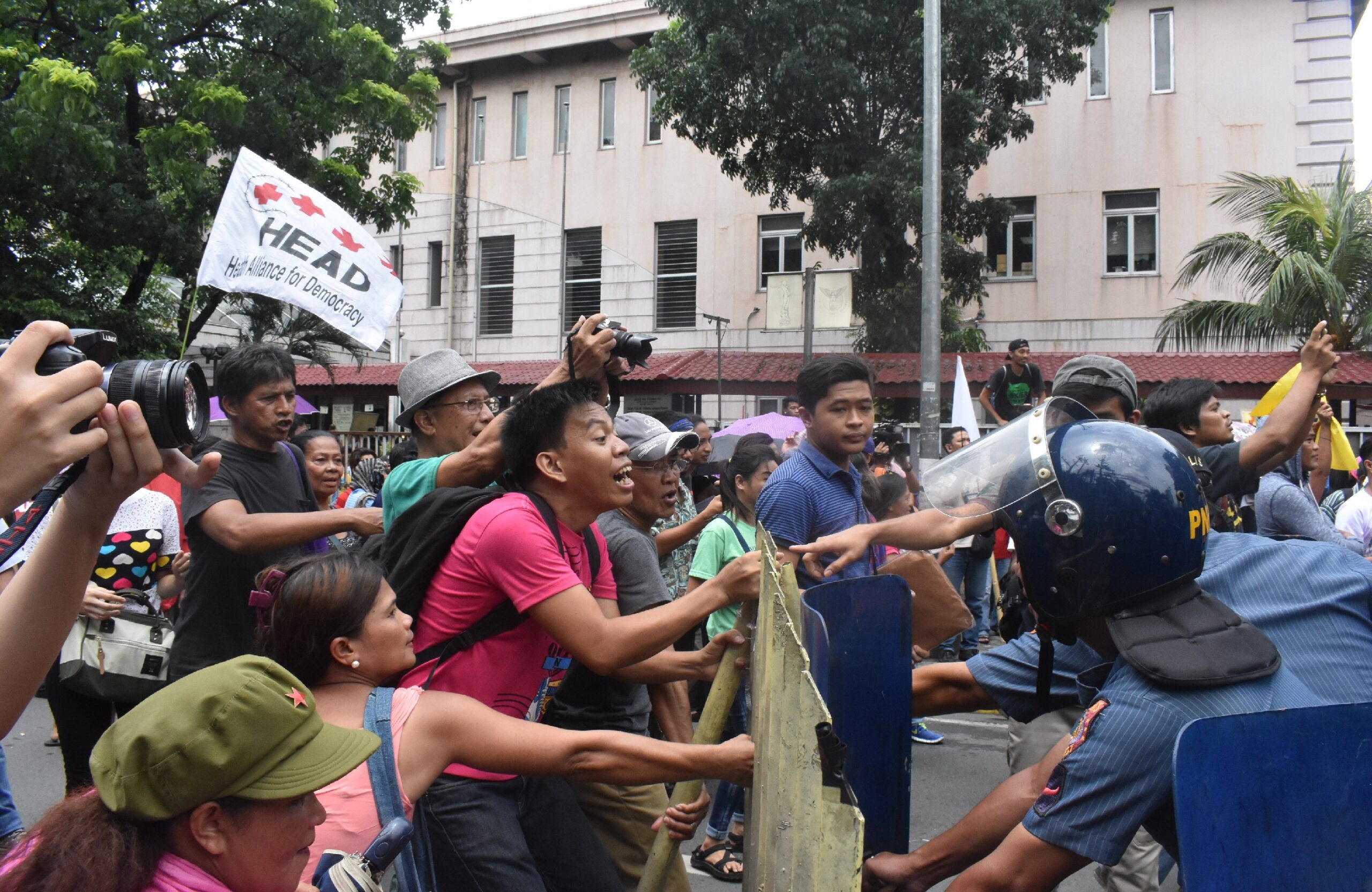 Protesters at the Supreme Court try to push back the police barricade (Photo by Ian Irving Bazarte/Bulatlat)