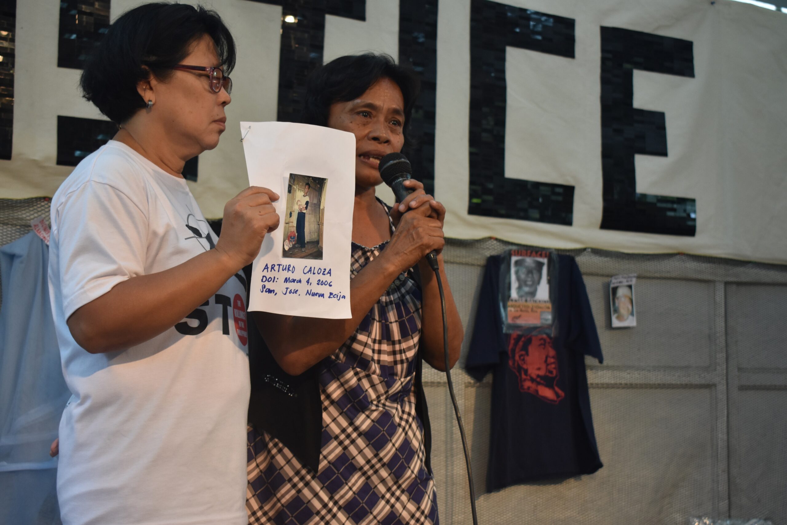 NO JUSTICE. Julieta Caloza appeals for the release of her husband, detained NDFP consultant Leopoldo Caloza. Beside her, Hustisya chairperson Evan Hernandez holds a picture of Julieta's son Arturo, who was killed by suspected soldiers in 2006 (Photo by Ian Irving Bazarte/Bulatlat)