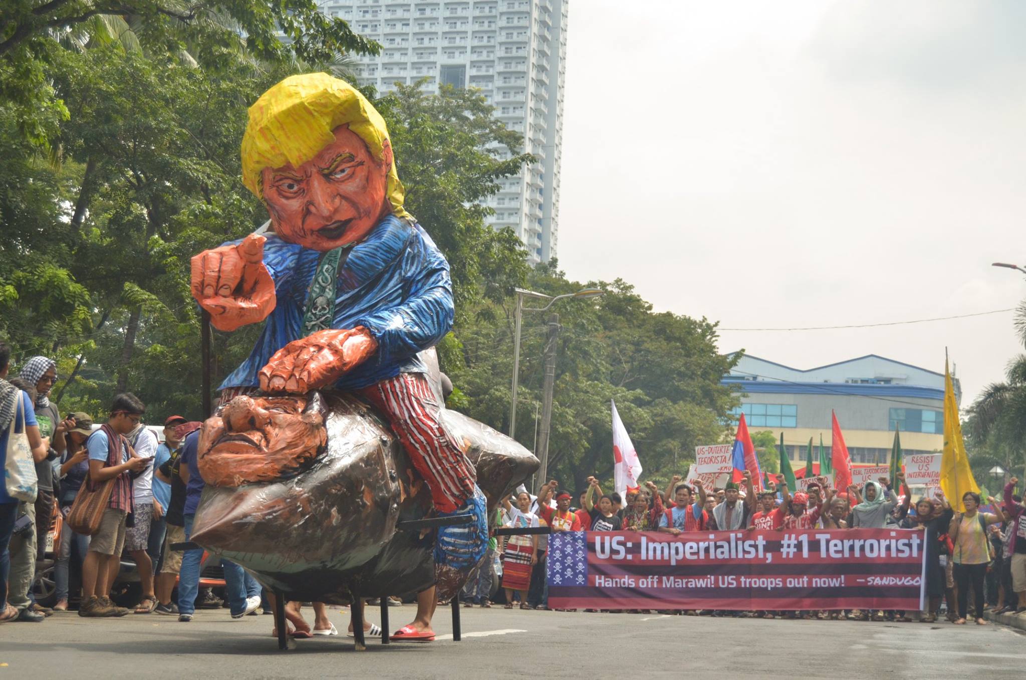 sept15 US emba effigy n hanay by loi