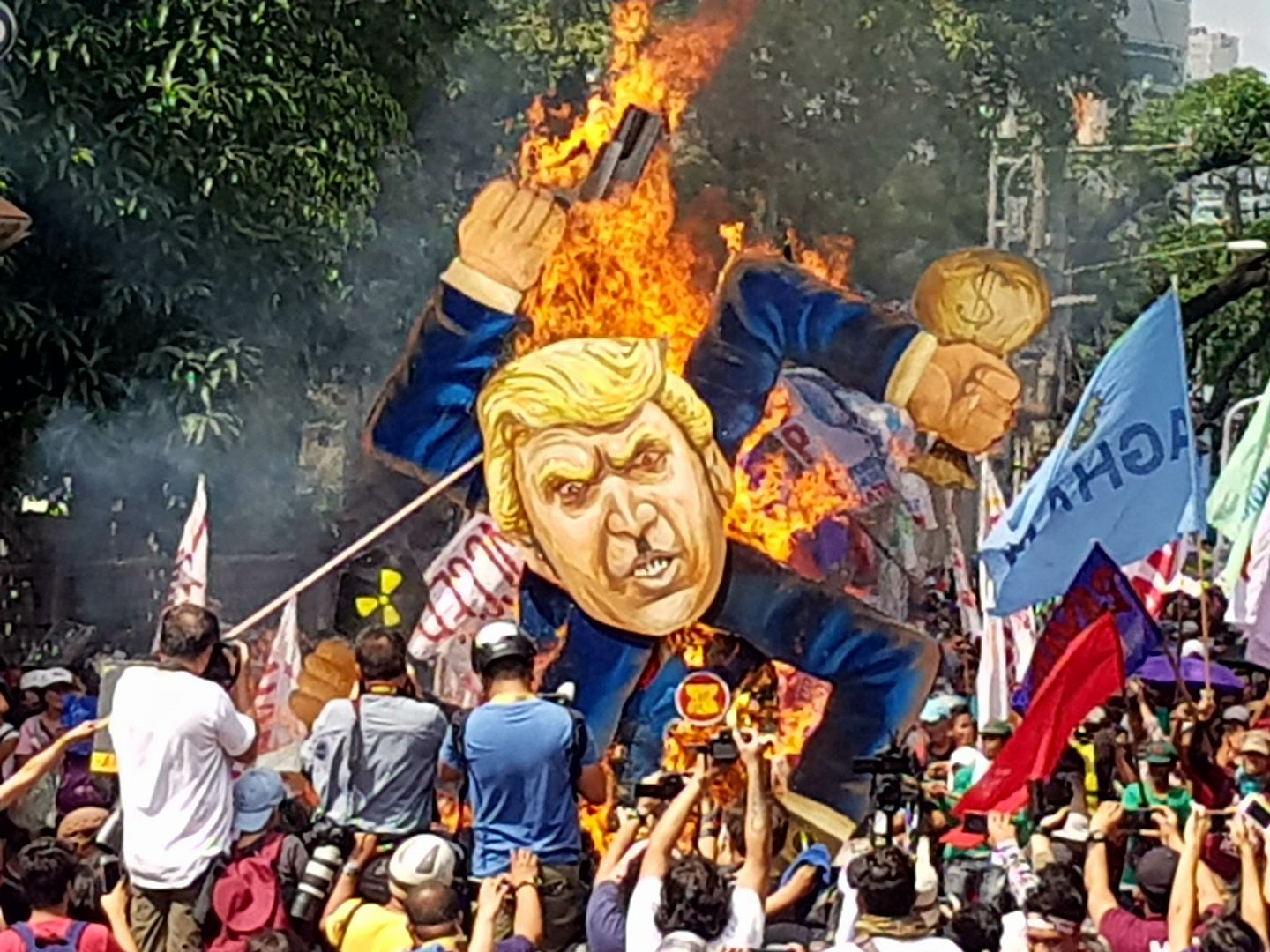 ban trump nov1317 effigy burn by nato