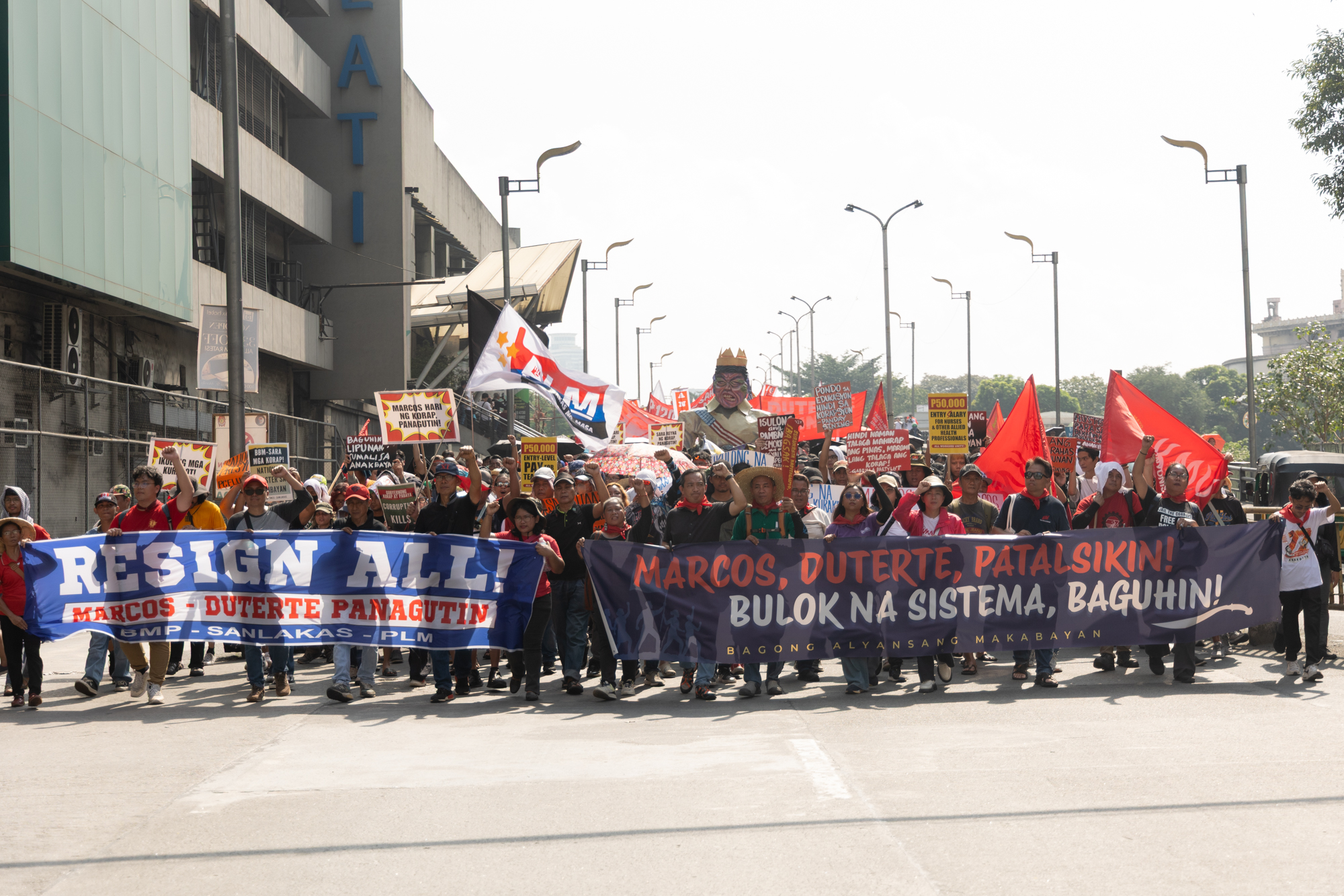 Anti-corruption calls draw thousands to Luneta on Bonifacio Day