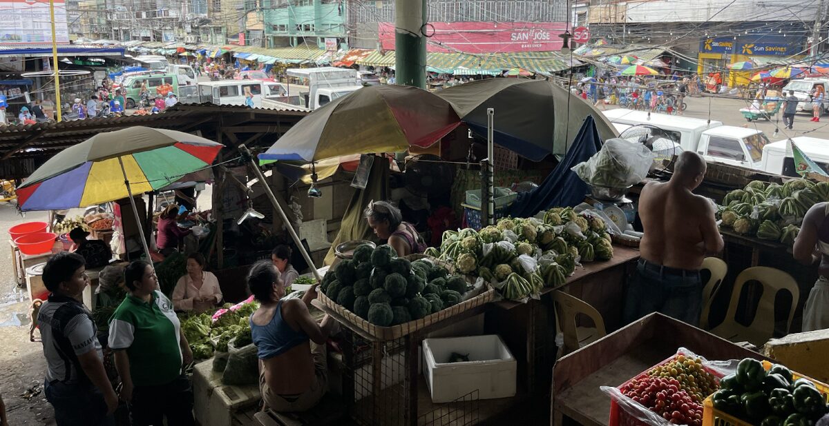 20260216_Ambulant vendors talk to their customers about vegetable prices (Photo by Cris Fernan Bayaga/Bulatlat)