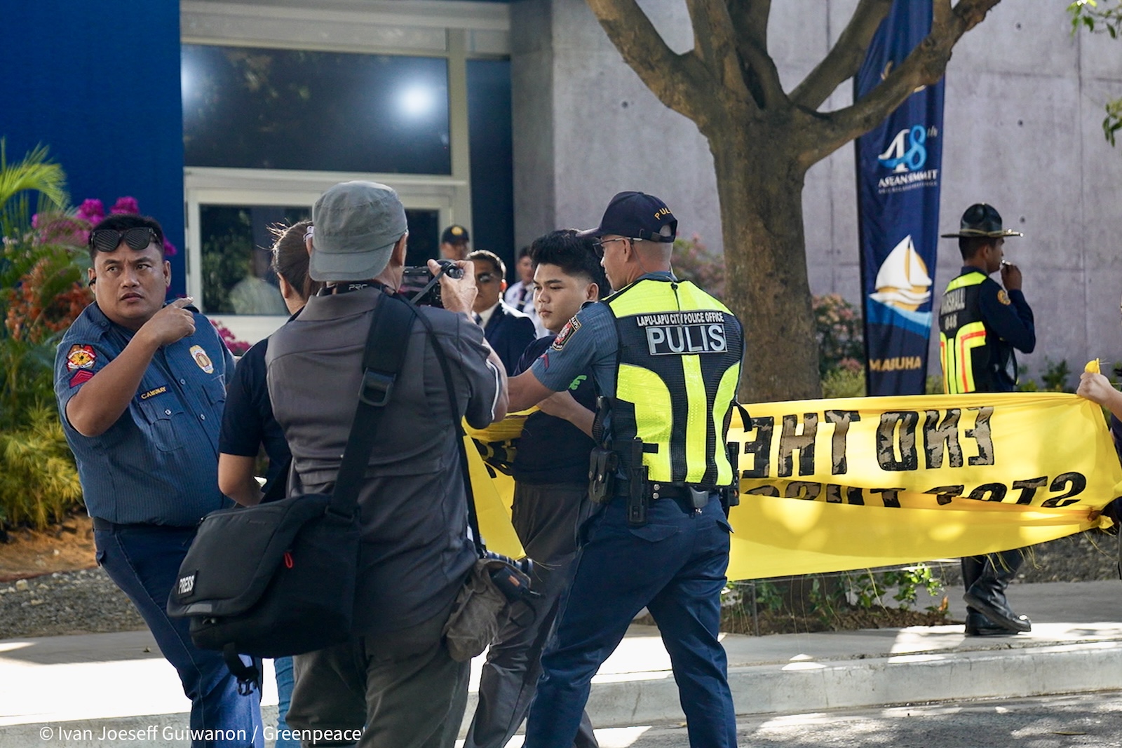 Police holding Greenpeace activists. Photo by IVAN JOESEFF GUIWANON_Greenpeace