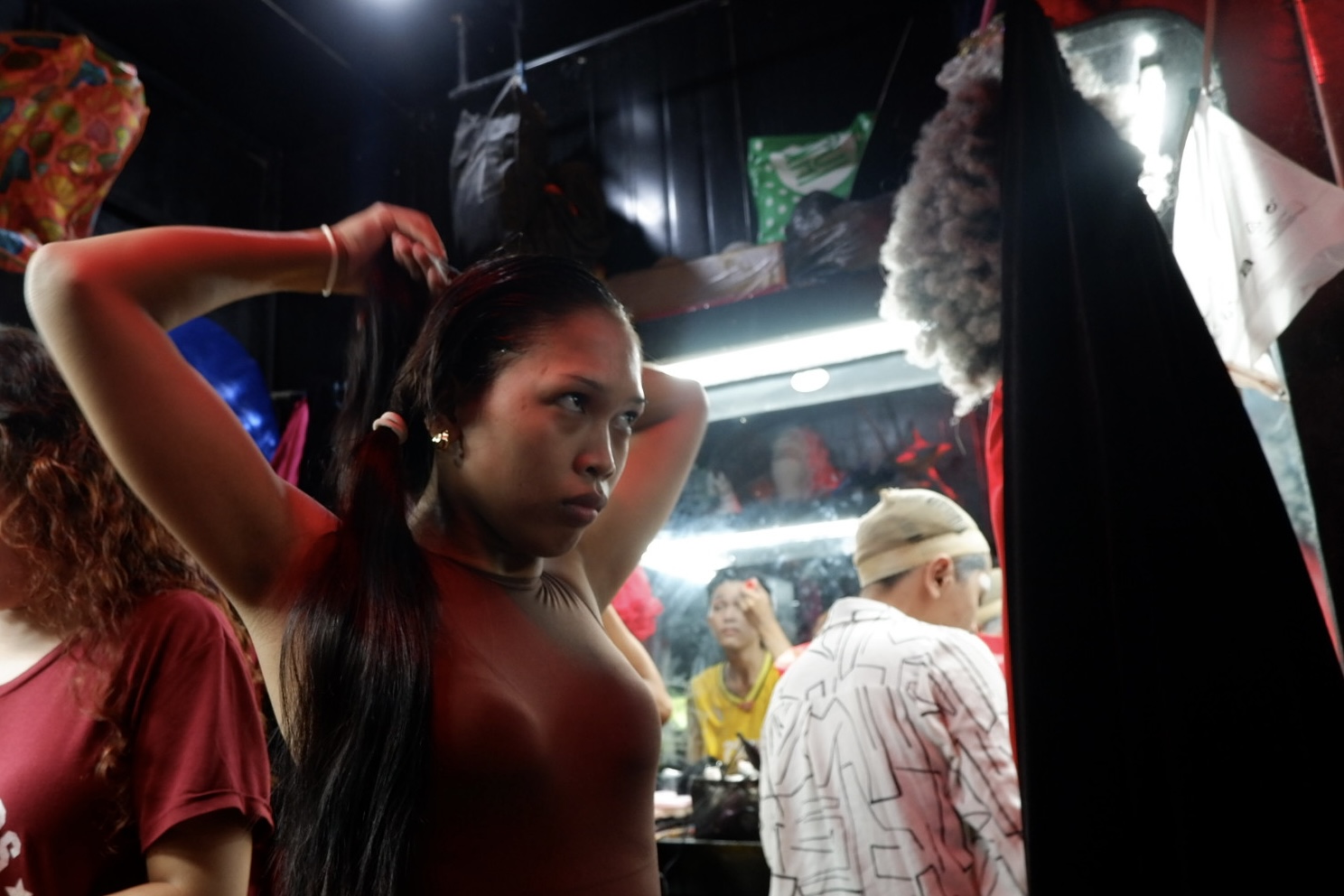 20260605_Klies styles her hair as she prepares for a drag performance_Photo by Cris Fernan Bayaga_Bulatlat_04